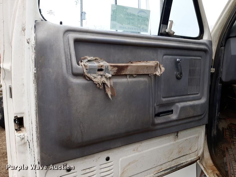 image for item DP2571 1997 Ford F800 flatbed truck