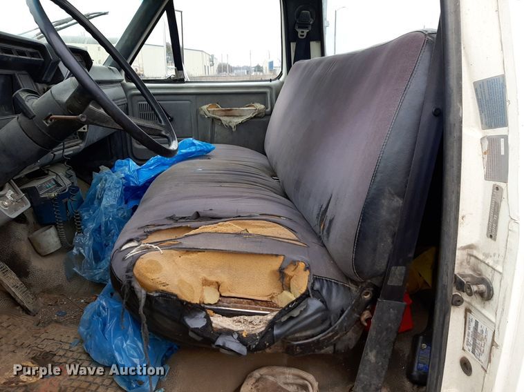 image for item DP2571 1997 Ford F800 flatbed truck