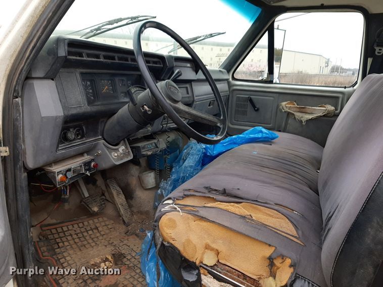 image for item DP2571 1997 Ford F800 flatbed truck