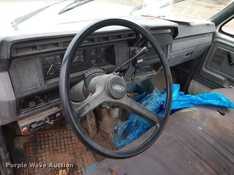 image for item DP2571 1997 Ford F800 flatbed truck