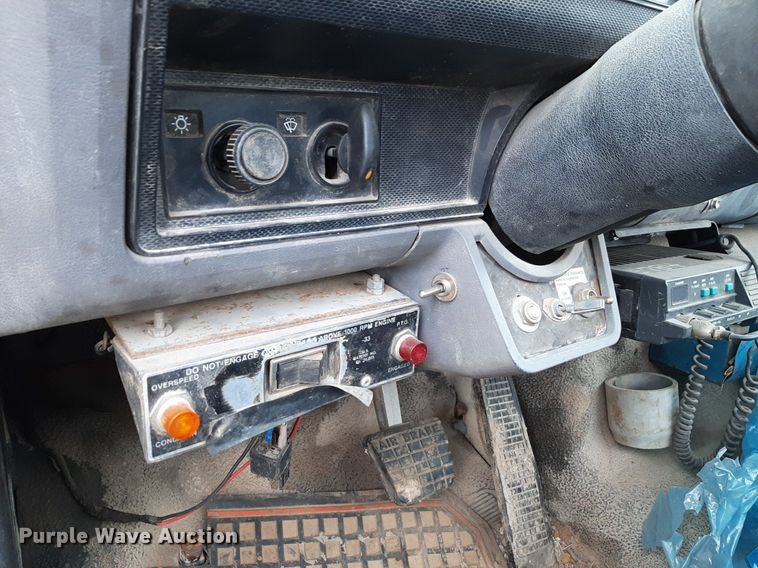 image for item DP2571 1997 Ford F800 flatbed truck