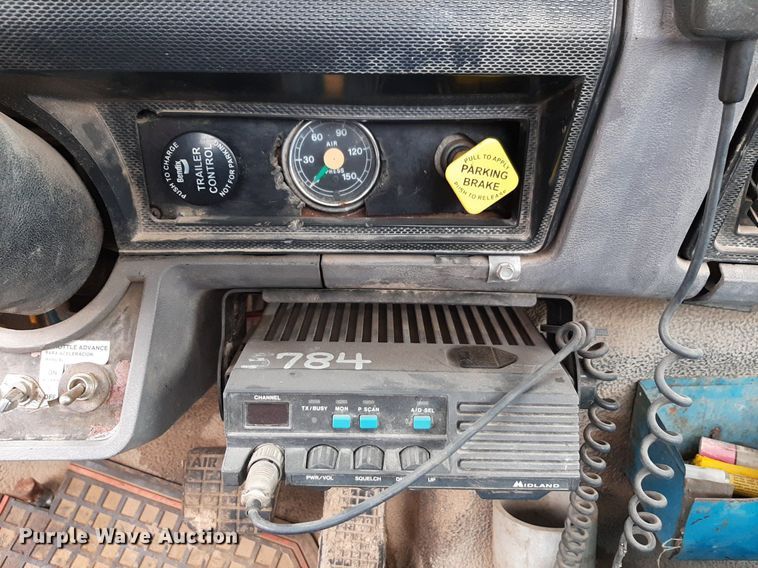 image for item DP2571 1997 Ford F800 flatbed truck