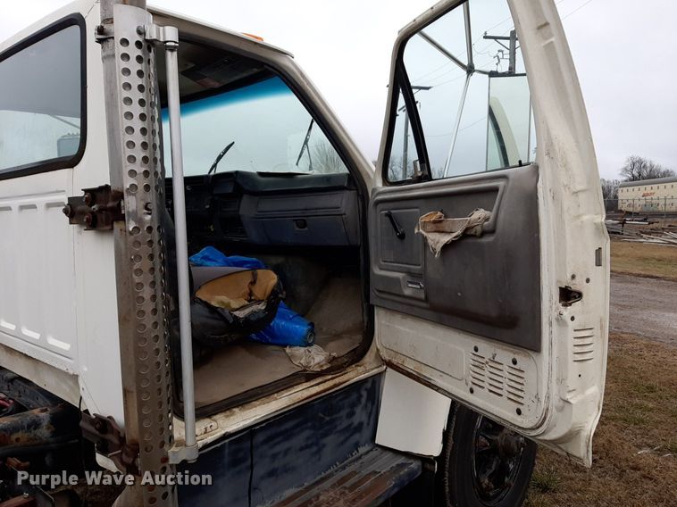 image for item DP2571 1997 Ford F800 flatbed truck