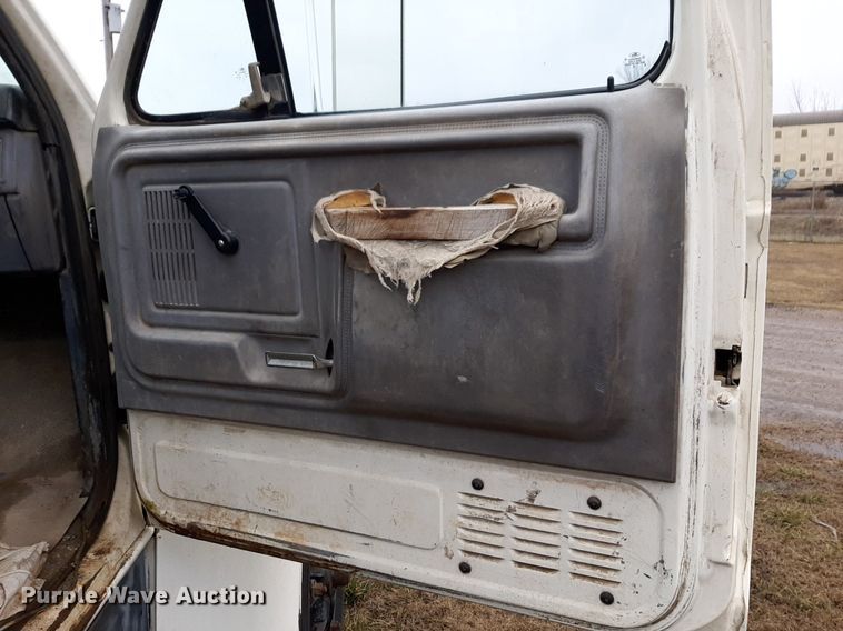 image for item DP2571 1997 Ford F800 flatbed truck