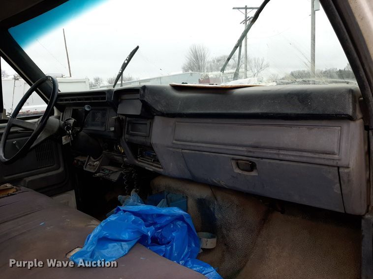 image for item DP2571 1997 Ford F800 flatbed truck