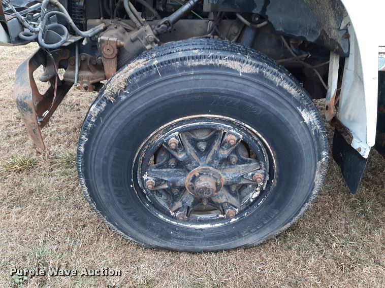 image for item DP2571 1997 Ford F800 flatbed truck