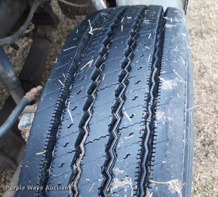 image for item DP2571 1997 Ford F800 flatbed truck