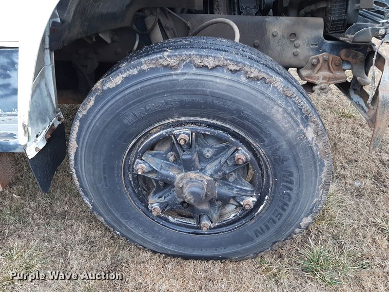 image for item DP2571 1997 Ford F800 flatbed truck