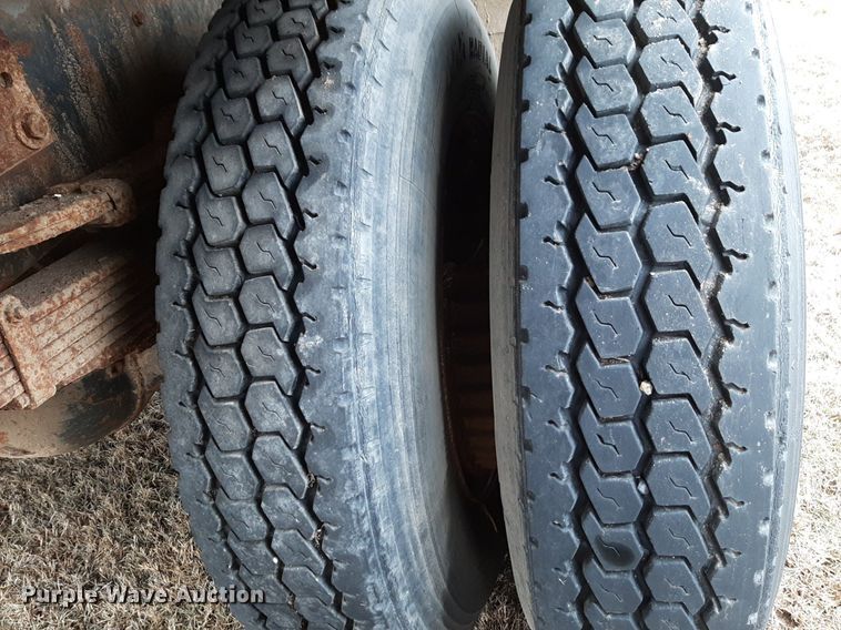 image for item DP2571 1997 Ford F800 flatbed truck