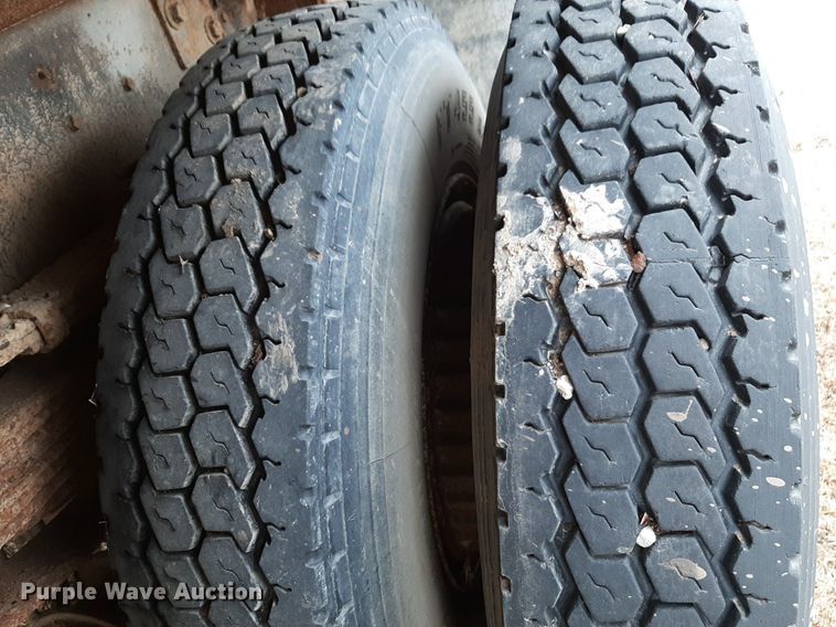 image for item DP2571 1997 Ford F800 flatbed truck