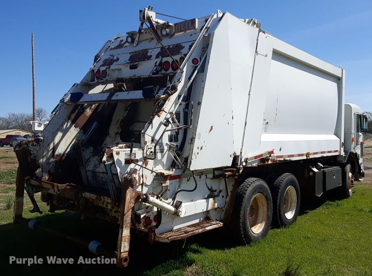 image for item DP2574 2006 Peterbilt 320 refuse truck