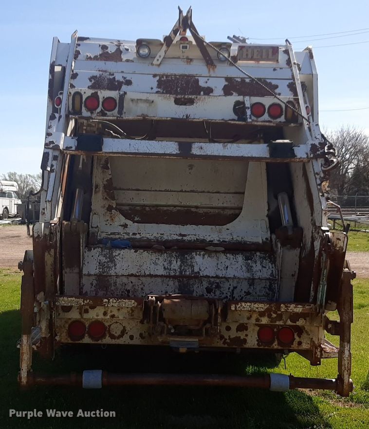 image for item DP2574 2006 Peterbilt 320 refuse truck