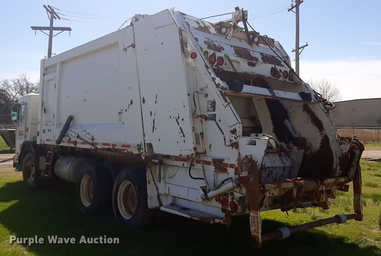 image for item DP2574 2006 Peterbilt 320 refuse truck