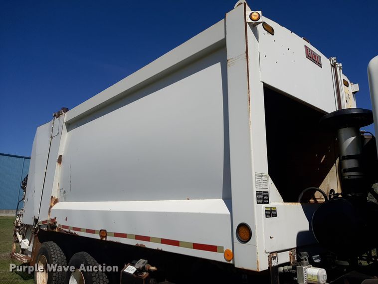 image for item DP2574 2006 Peterbilt 320 refuse truck