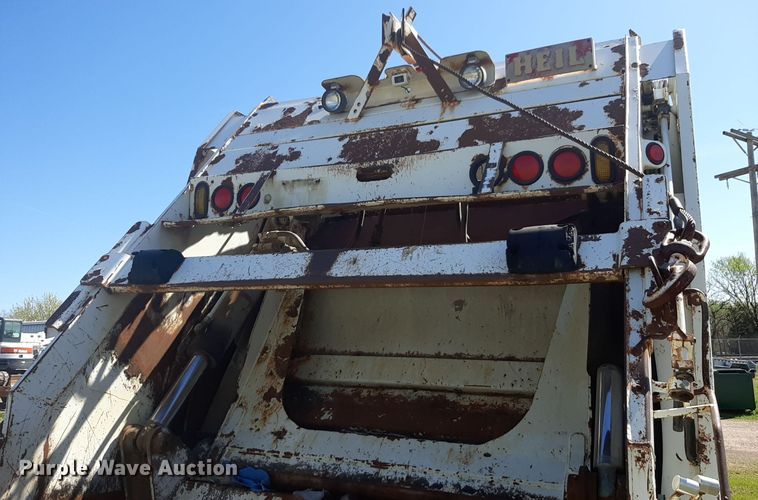 image for item DP2574 2006 Peterbilt 320 refuse truck