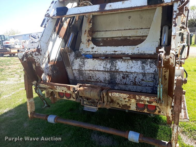 image for item DP2574 2006 Peterbilt 320 refuse truck