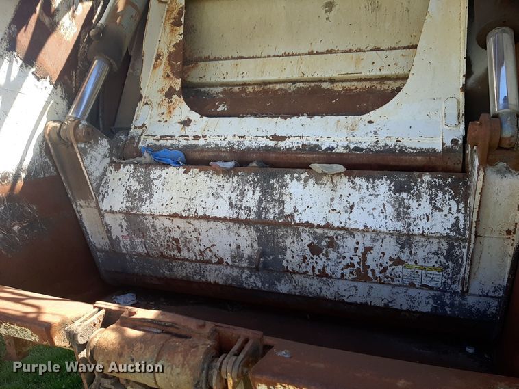 image for item DP2574 2006 Peterbilt 320 refuse truck