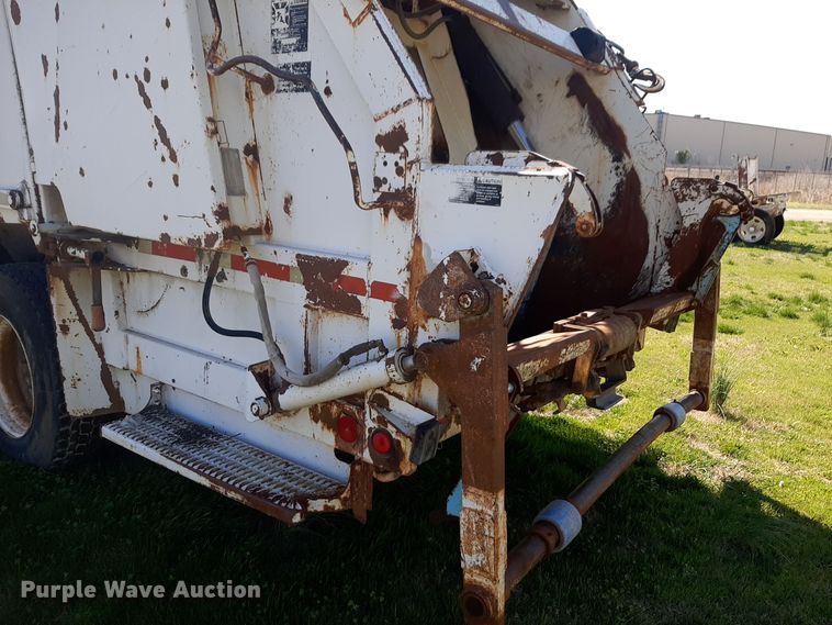 image for item DP2574 2006 Peterbilt 320 refuse truck