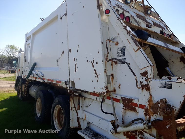 image for item DP2574 2006 Peterbilt 320 refuse truck