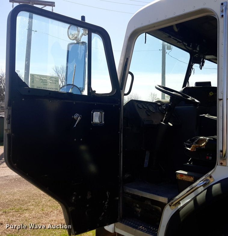 image for item DP2574 2006 Peterbilt 320 refuse truck