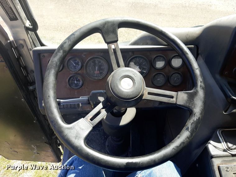 image for item DP2574 2006 Peterbilt 320 refuse truck