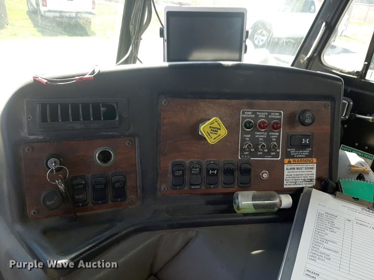 image for item DP2574 2006 Peterbilt 320 refuse truck