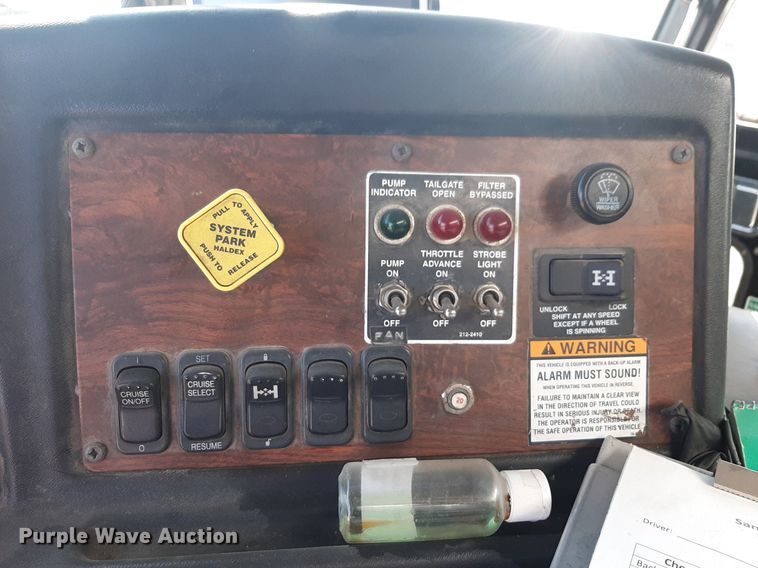 image for item DP2574 2006 Peterbilt 320 refuse truck