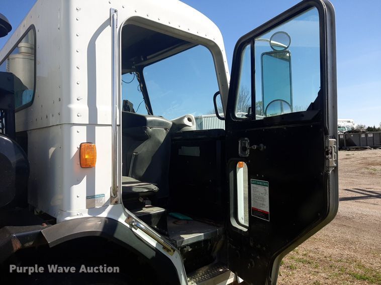 image for item DP2574 2006 Peterbilt 320 refuse truck