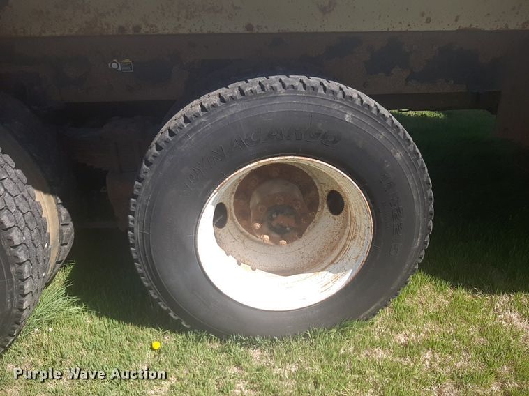 image for item DP2574 2006 Peterbilt 320 refuse truck