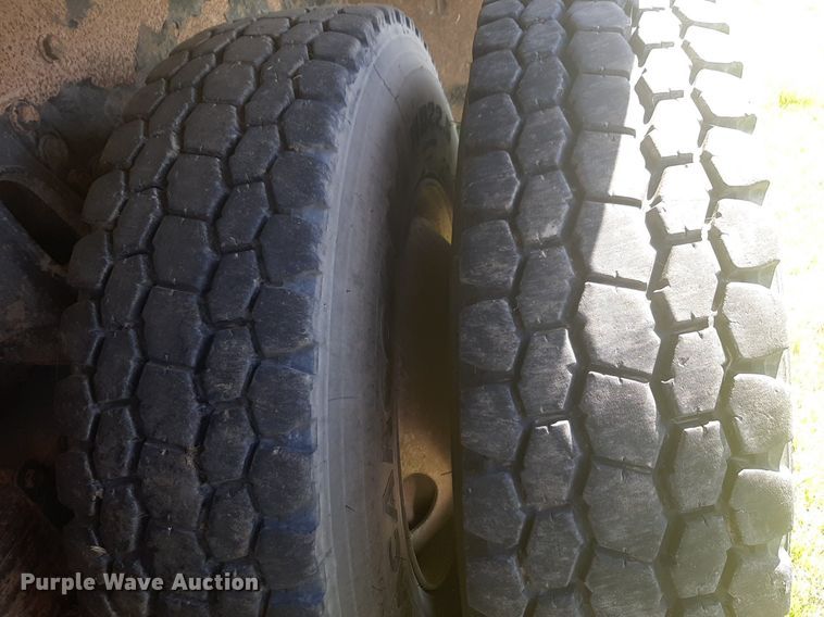 image for item DP2574 2006 Peterbilt 320 refuse truck