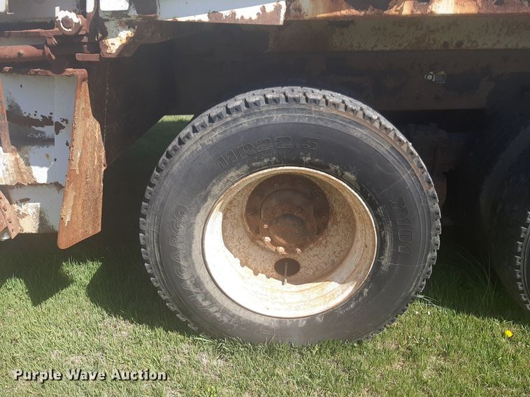 image for item DP2574 2006 Peterbilt 320 refuse truck