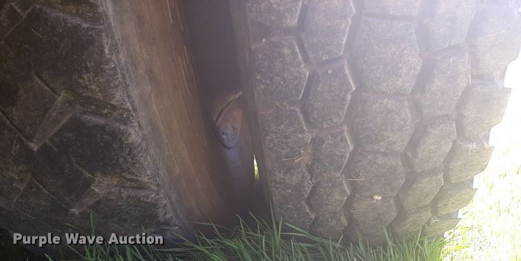 image for item DP2574 2006 Peterbilt 320 refuse truck