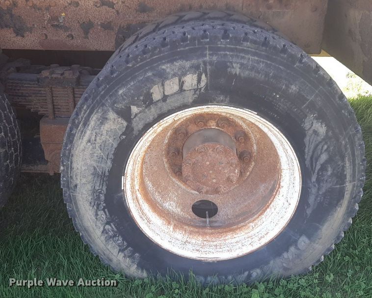 image for item DP2574 2006 Peterbilt 320 refuse truck