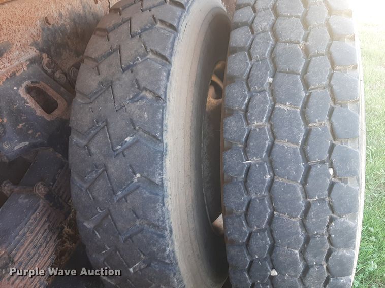 image for item DP2574 2006 Peterbilt 320 refuse truck