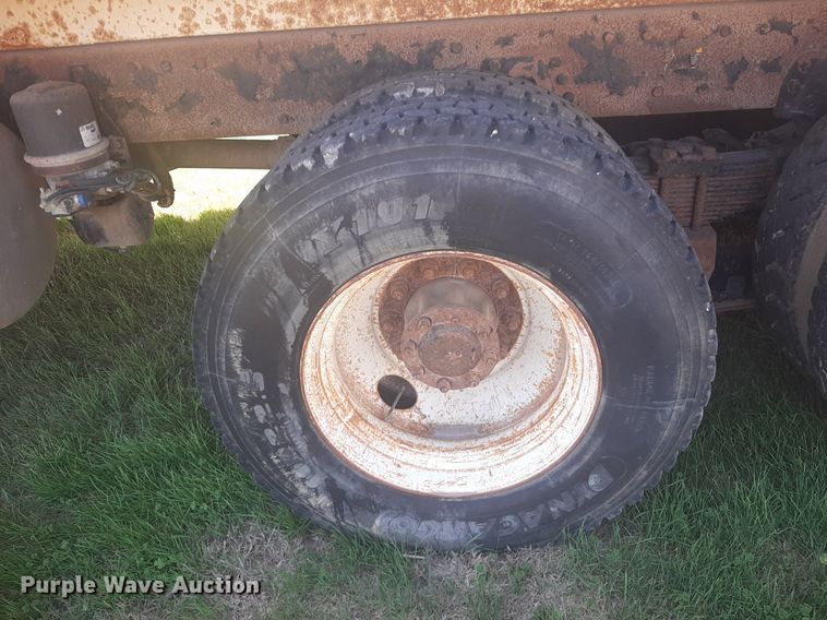 image for item DP2574 2006 Peterbilt 320 refuse truck