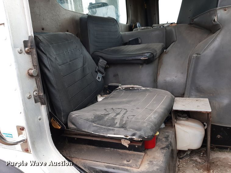 image for item DP2574 2006 Peterbilt 320 refuse truck