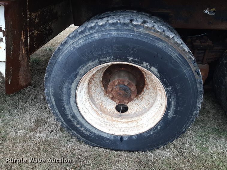 image for item DP2574 2006 Peterbilt 320 refuse truck