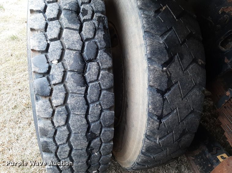 image for item DP2574 2006 Peterbilt 320 refuse truck