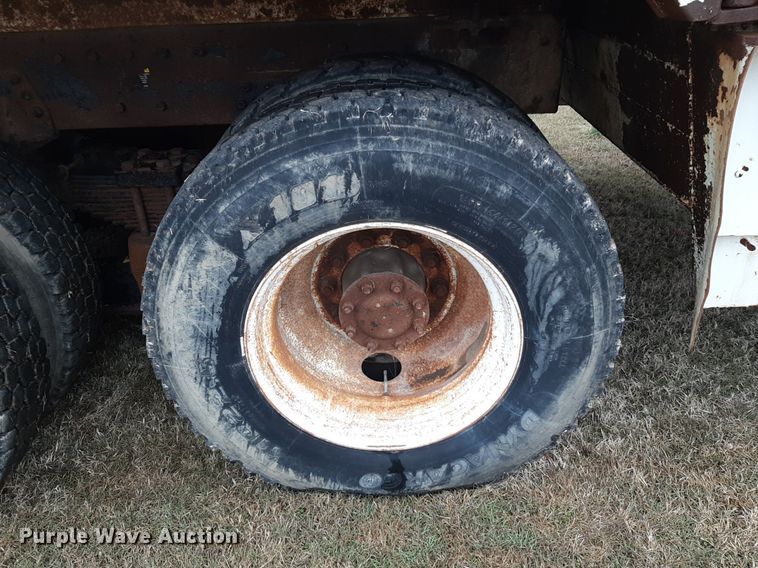 image for item DP2574 2006 Peterbilt 320 refuse truck