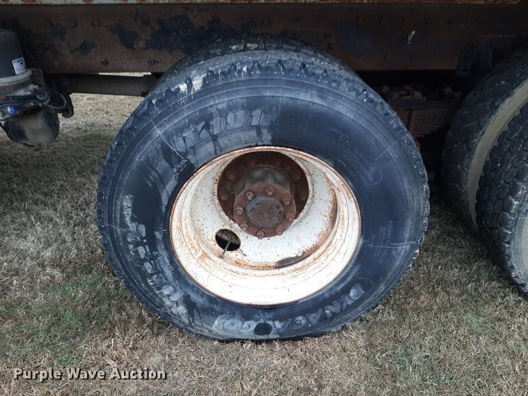 image for item DP2574 2006 Peterbilt 320 refuse truck