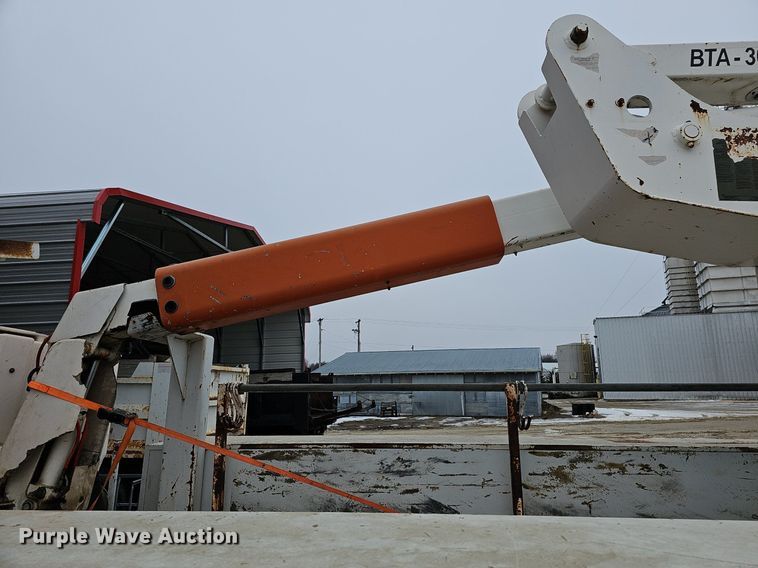 image for item DR5990 2000 Ford F550 Super Duty XL bucket truck