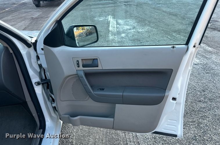 image for item DW2953 2010 Ford Focus 