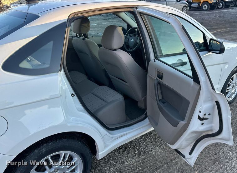 image for item DW2953 2010 Ford Focus 