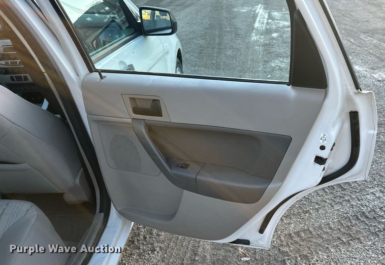 image for item DW2953 2010 Ford Focus 