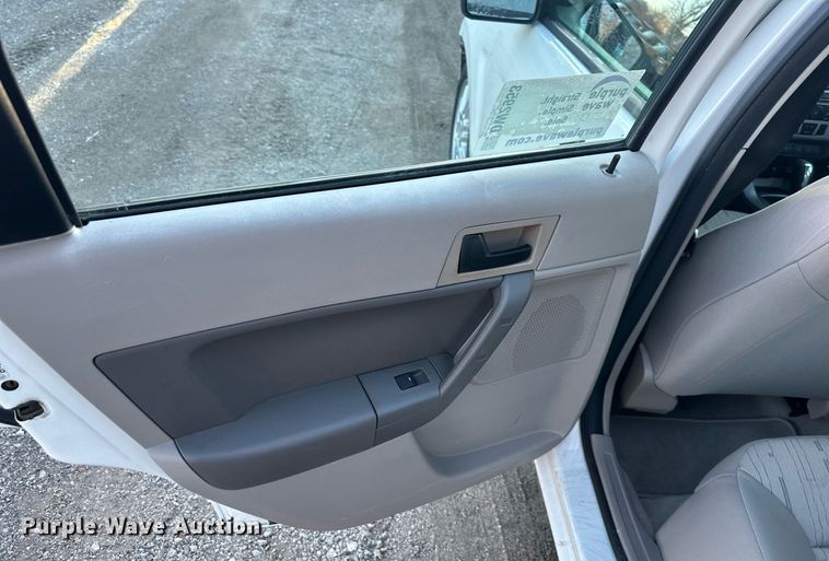 image for item DW2953 2010 Ford Focus 