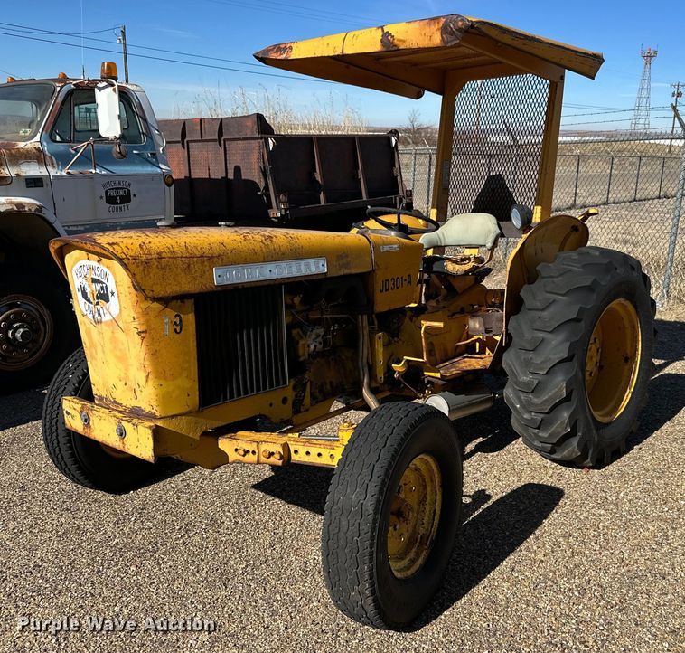 image for item JT9167 1975 John Deere 301-A tractor