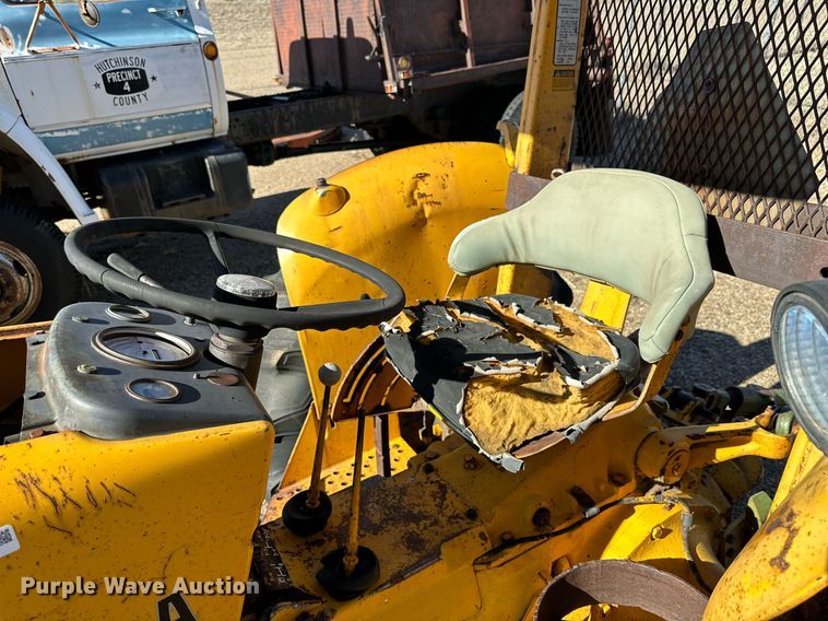 image for item JT9167 1975 John Deere 301-A tractor