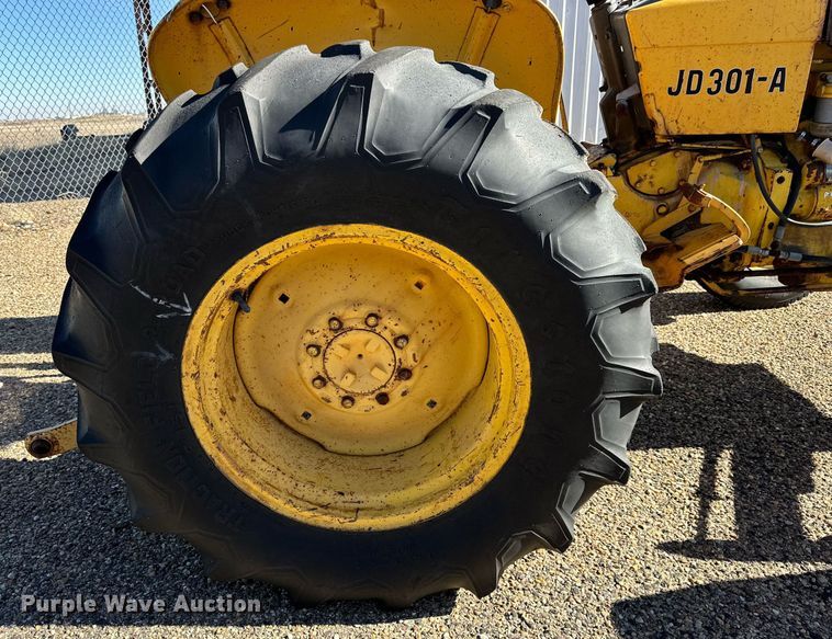 image for item JT9167 1975 John Deere 301-A tractor