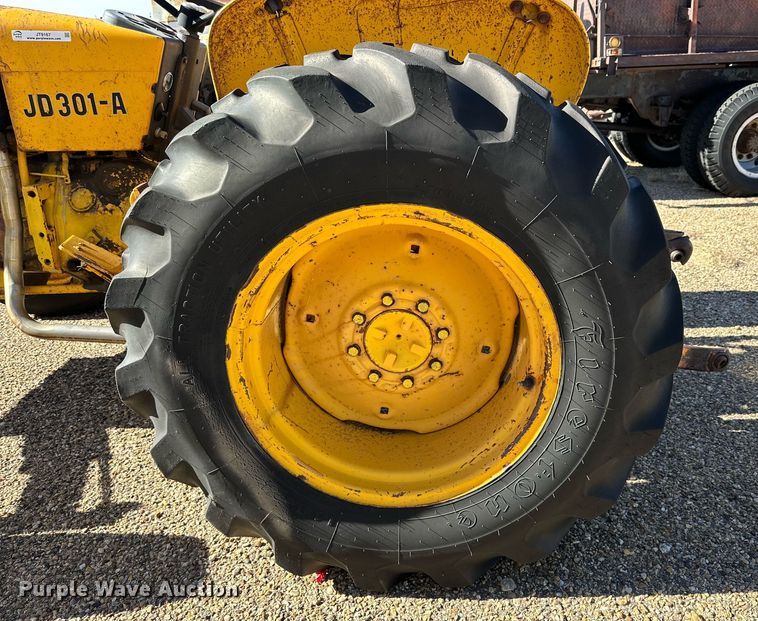 image for item JT9167 1975 John Deere 301-A tractor