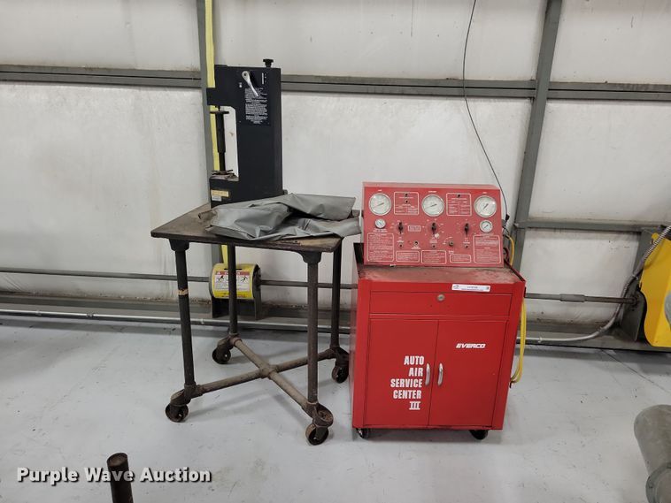 image for item LC9529 Everco Auto Air Service Center III AC charging station